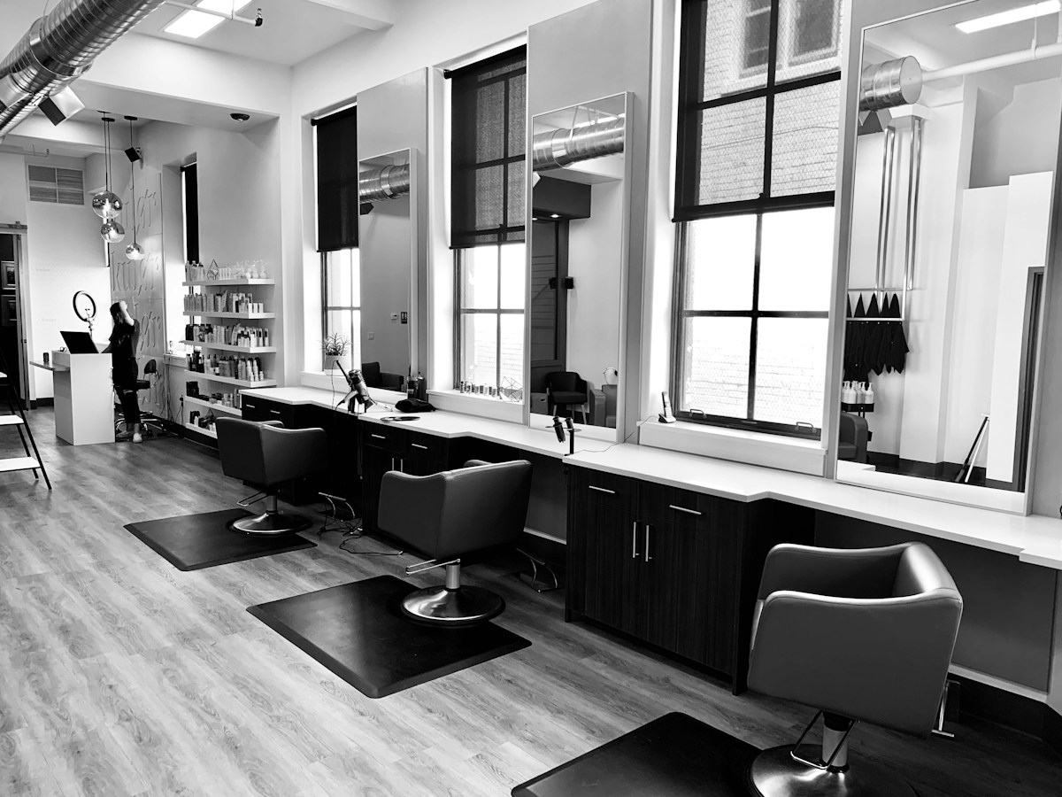 Een licht haaratelier met spiegels en salonstoelen